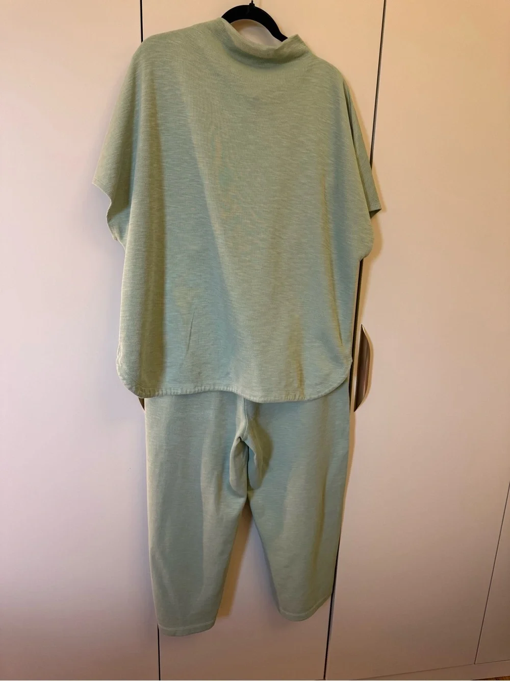 Chicos Set Zenergy® Beach Slub Funnel Neck  Top and Matching Cropped Pants